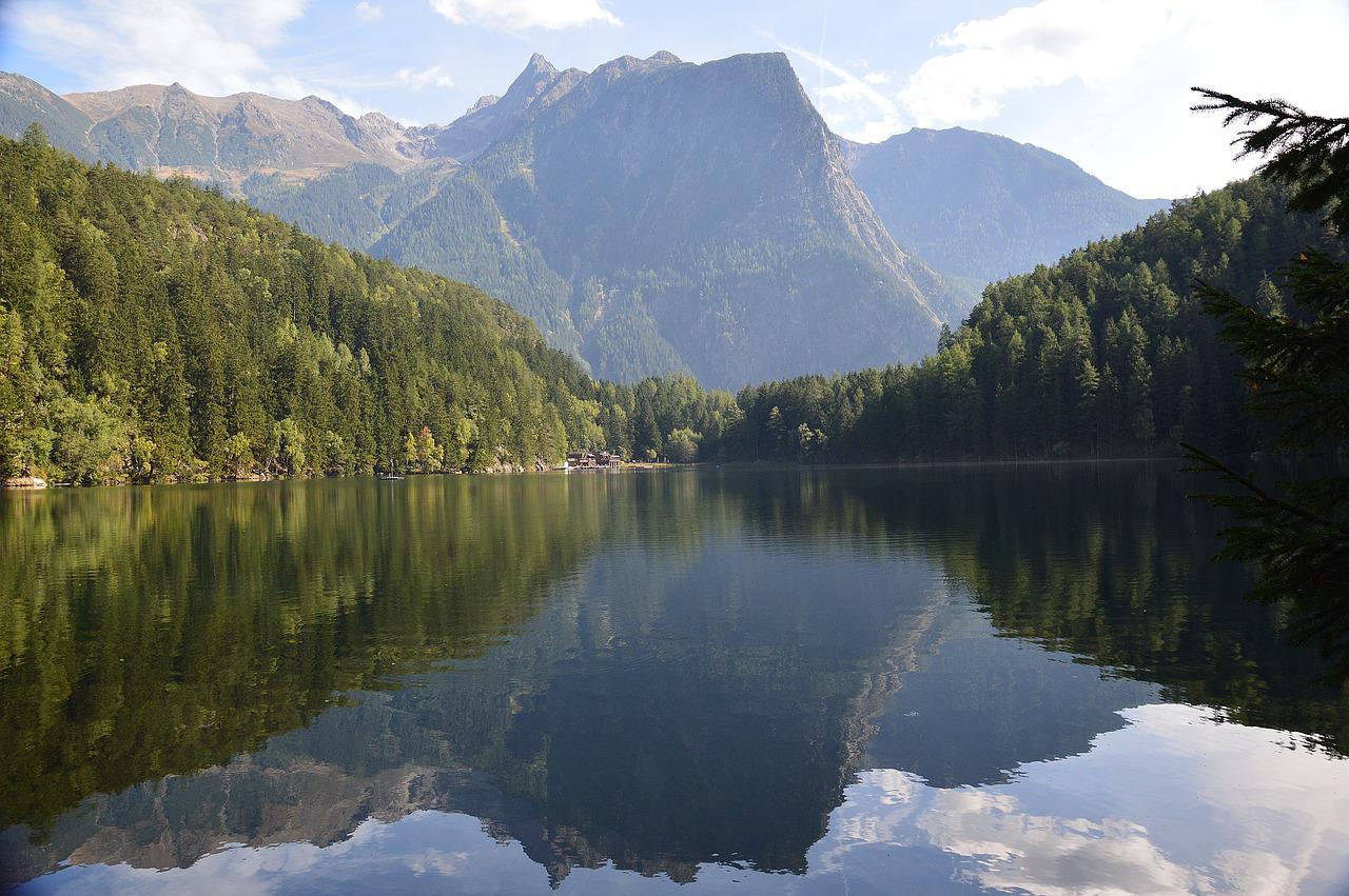 Der Piburger See bei Oetz im Sommer