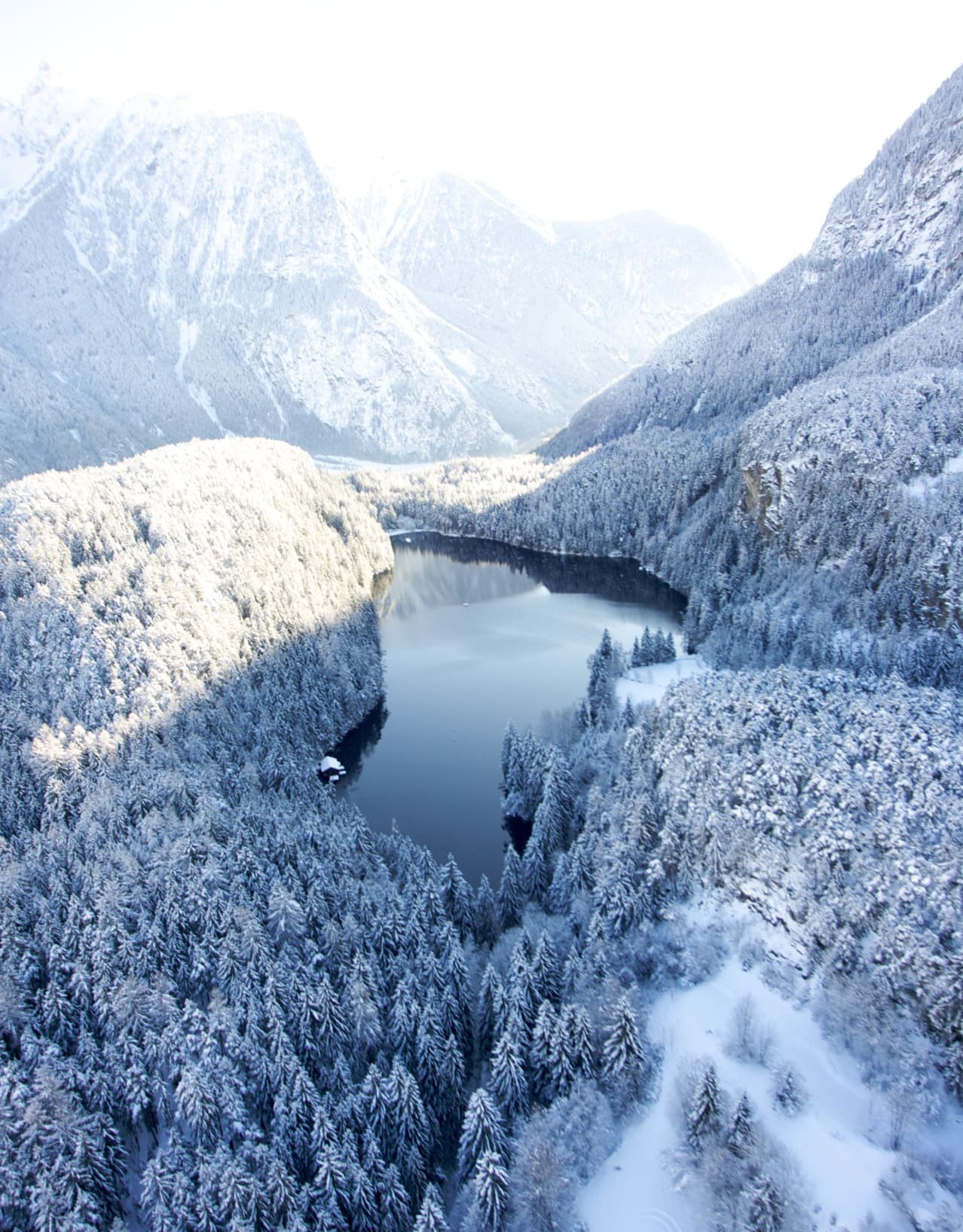 Der zugefrorene Piburger See im Winter