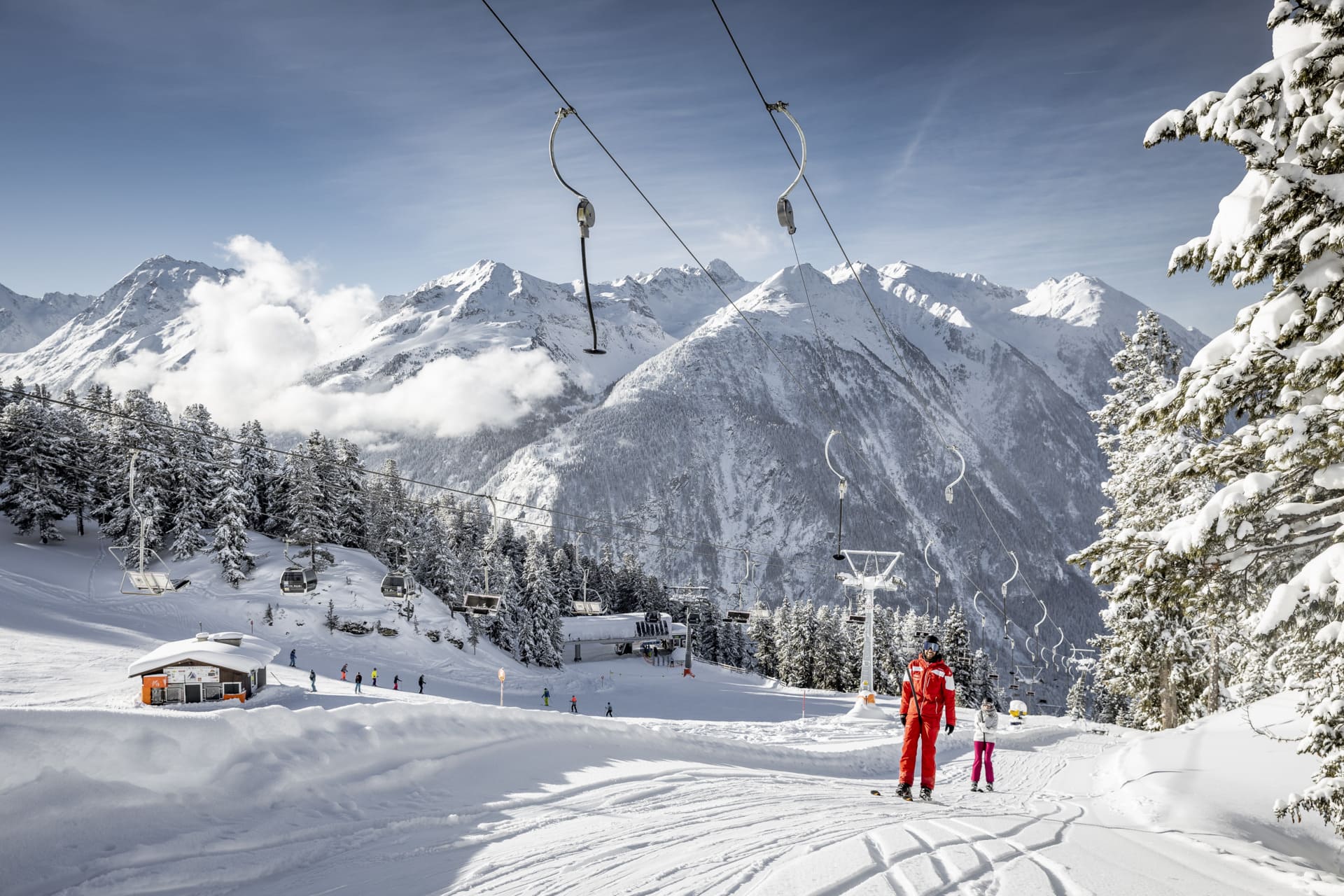 Skifahrer auf der Piste im Winter