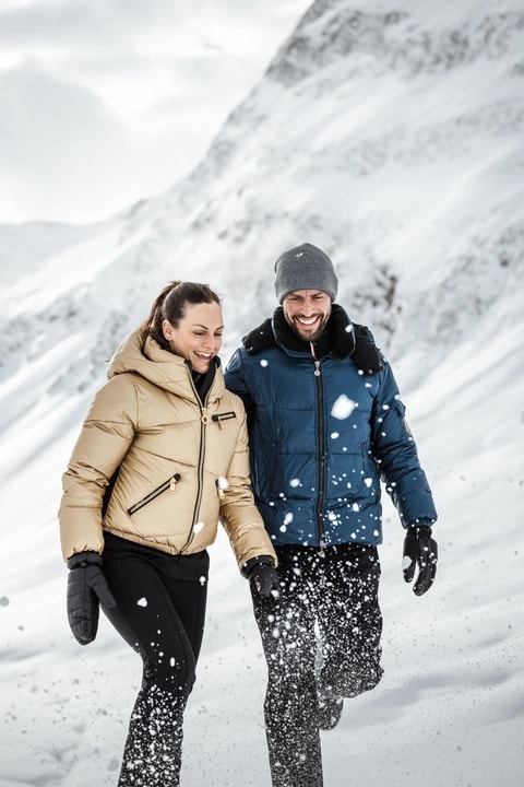 Paar beim Winterwandern im verschneiten Ötztal
